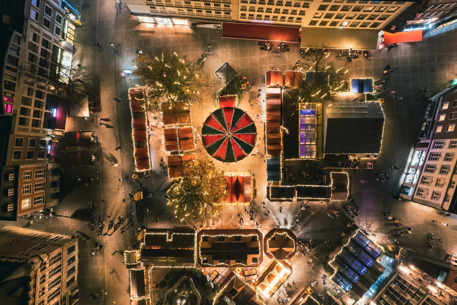 weihnachtsmarkt aachen – Luftaufnahme der beleuchteten Buden und eines Karussells am Abend