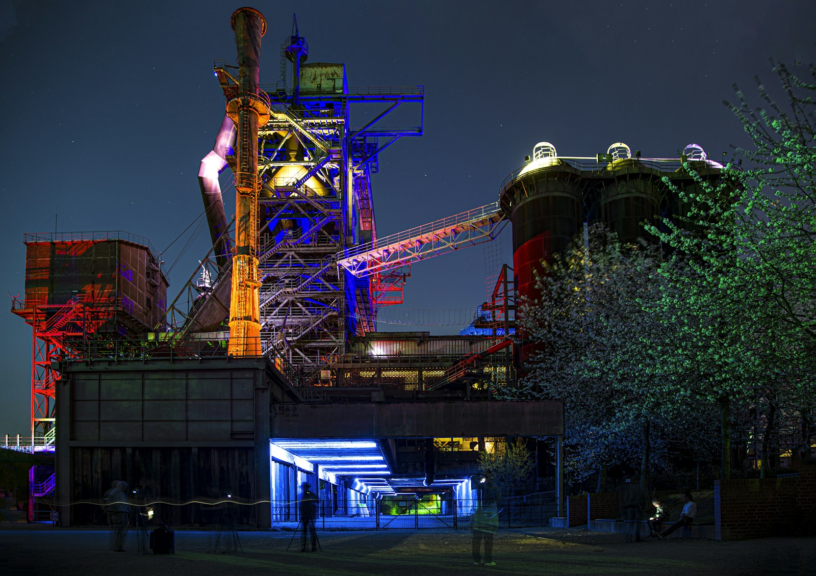 weihnachtsmarkt duisburg – Landschaftspark Duisburg-Nord mit bunter Lichtinstallation am Hochofen