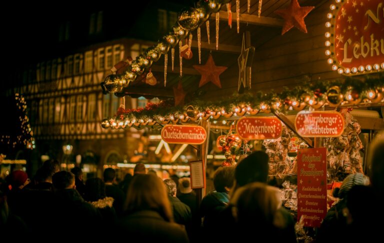 weihnachtsmarkt duisburg – beleuchtete Lebkuchenhütte mit Besuchern am Abend