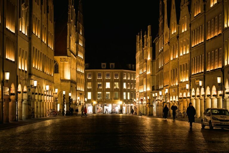 weihnachtsmarkt münster – Prinzipalmarkt mit beleuchteten Giebelhäusern und Bogengängen am Abend