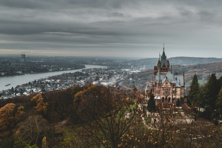 Bonn mit Kindern: Museen, Wildgehege und Ausflüge für Familien Bonn mit Kindern – Schloss Drachenburg in Königswinter im Herbst, im Hintergrund der Rhein und Bonn