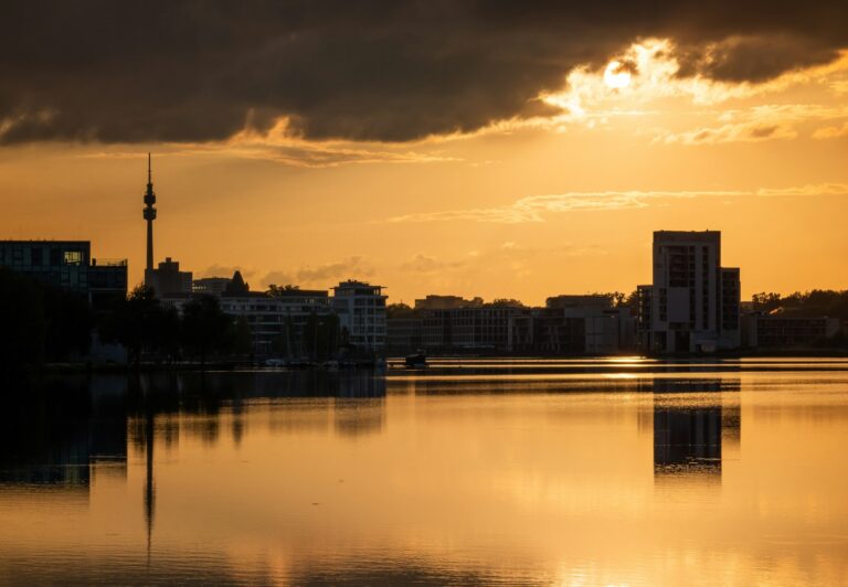 Dortmund mit Kindern: Familienziele für Herbst und Winter 2026 Dortmund mit Kindern – Sonnenuntergang über dem Wasser, am Horizont der Florianturm