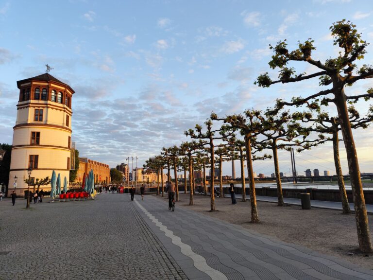Düsseldorf mit Kindern – Rheinuferpromenade an der Altstadt im Abendlicht