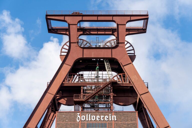 Glück auf: Bedeutung, Herkunft und Sprüche des Bergmannsgrußes Glück auf – Fördergerüst der Zeche Zollverein in Essen aus der Froschperspektive