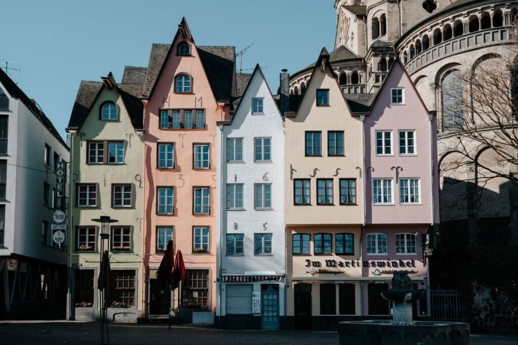 Bunte Altstadthäuser in Köln, Umfeld der traditionellen Brauhäuser