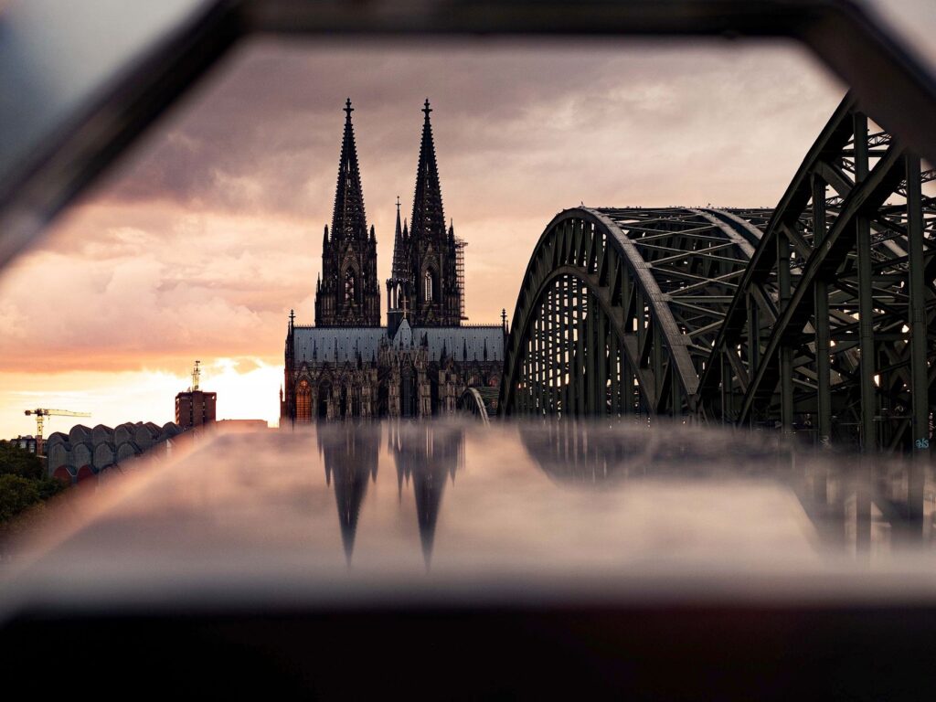 Kölner Dom und Hohenzollernbrücke in der Abendsonne, Kulisse für Karneval in Köln