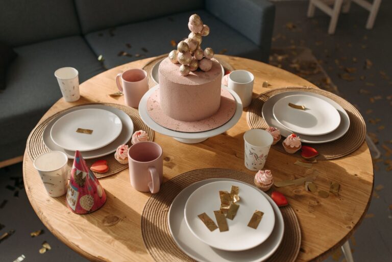 Kindergeburtstag Bonn: 6 Anbieter mit Programm, Alter und Preisen Kindergeburtstag Bonn – gedeckter Geburtstagstisch mit Torte, Cupcakes und Partyhut