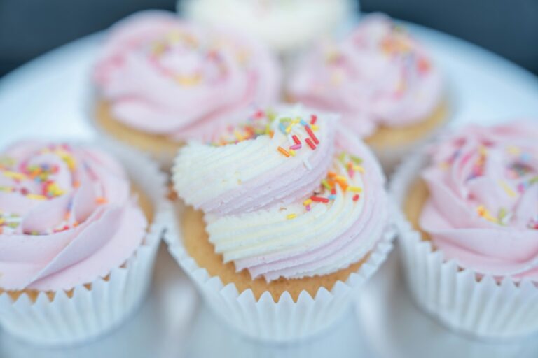 Kindergeburtstag Dortmund: 11 Orte mit Programm, Alter und Ablauf Kindergeburtstag Dortmund – Cupcakes mit rosa Topping und bunten Streuseln