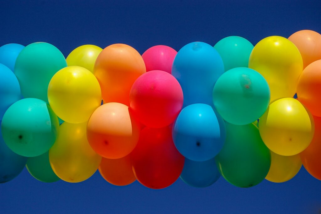Bunte Luftballongirlande als Dekoration für einen Kindergeburtstag