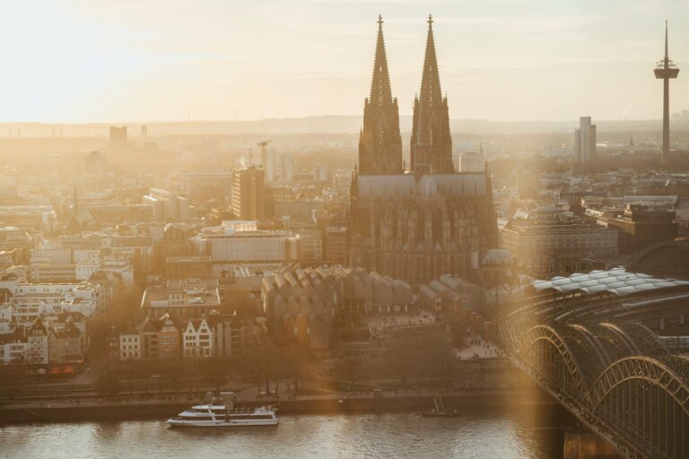 Kölsche Wörter: rund 90 Begriffe von Pänz bis Veedel mit Übersetzung Kölsche Wörter – Blick über Köln mit Dom, Fernsehturm und Rhein im Gegenlicht