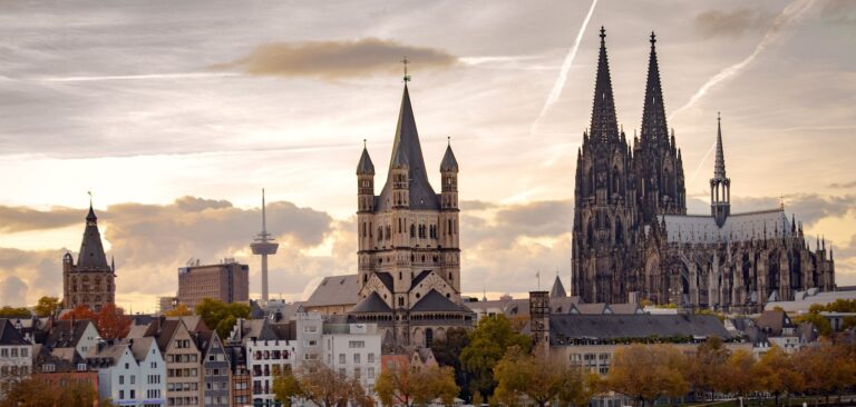Kölsches Grundgesetz: Alle 11 Artikel mit Übersetzung und Bedeutung Kölsches Grundgesetz – Kölner Altstadt mit Groß St. Martin und Dom