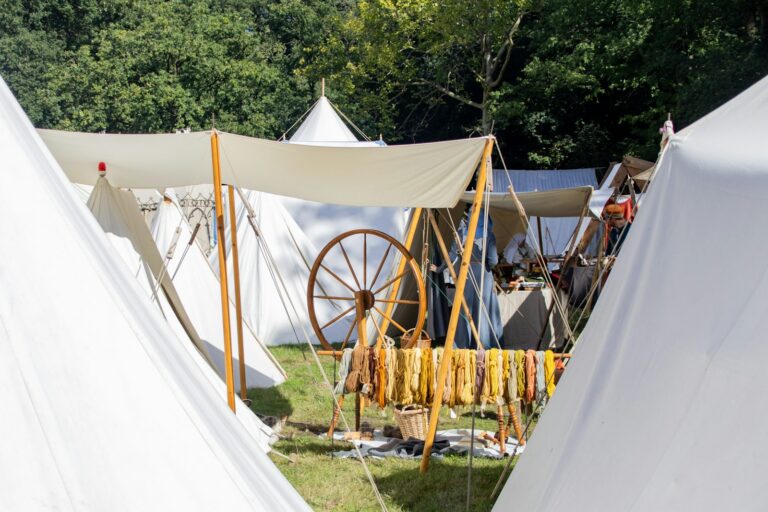 Mittelaltermarkt NRW 2026: Termine der Mittelalter-Weihnachtsmärkte Mittelaltermarkt NRW – Spinnrad und gefärbte Wolle zwischen weißen Zelten