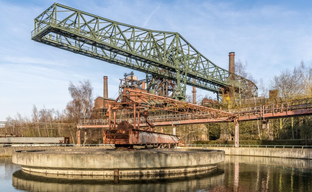Industriekulisse im Landschaftspark Duisburg-Nord mit Kranbrücke und Wasserbecken