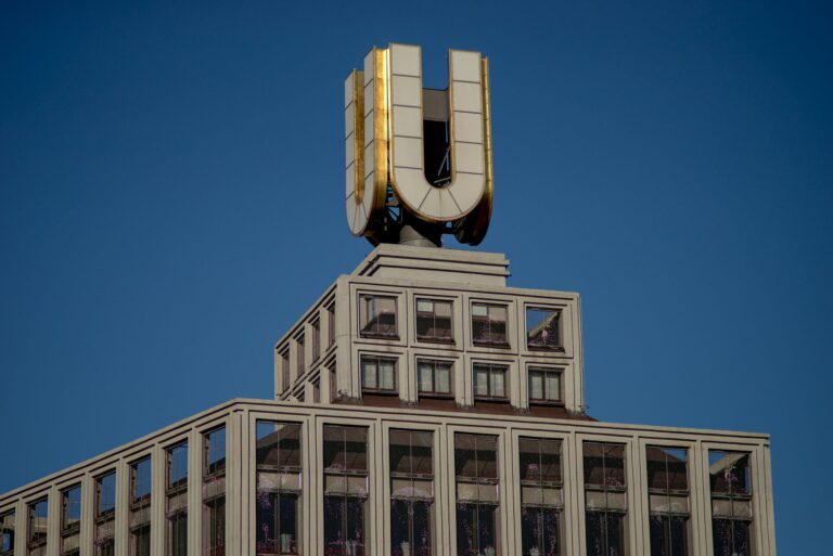 Ruhrpott Wörter – das goldene U auf dem Dortmunder U vor blauem Himmel