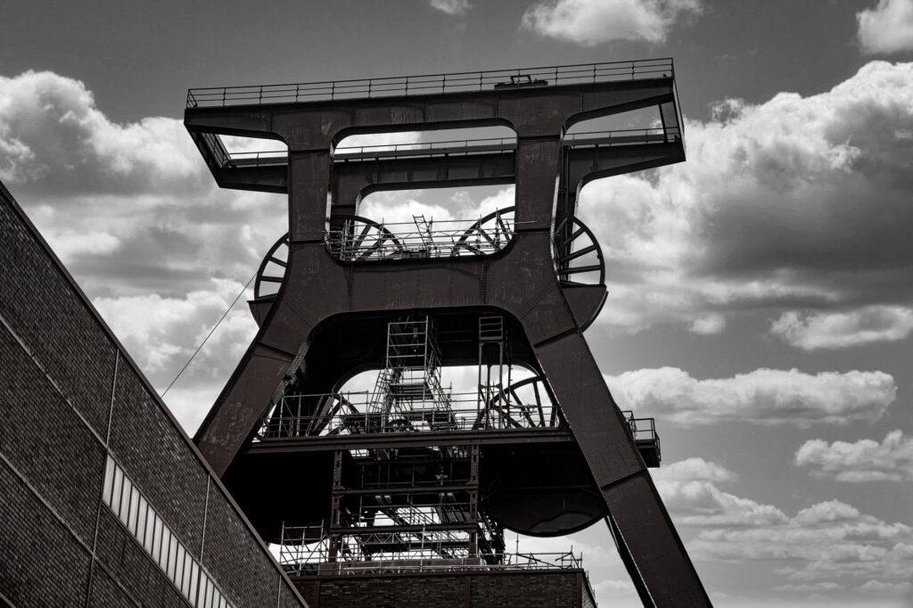 Fördergerüst von Zollverein Schacht XII in Essen in Schwarz-Weiß