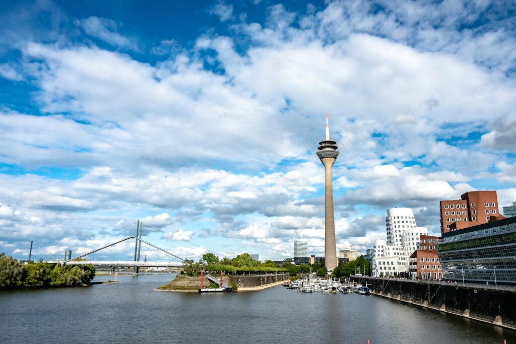 Düsseldorfer Medienhafen mit Rheinturm und Gehry-Bauten, Ortsnetz der Vorwahl 0211