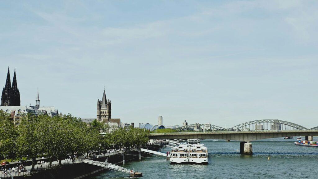 Kölner Rheinufer mit Dom, Groß St. Martin und Rheinbrücken, Ortsnetz 0221