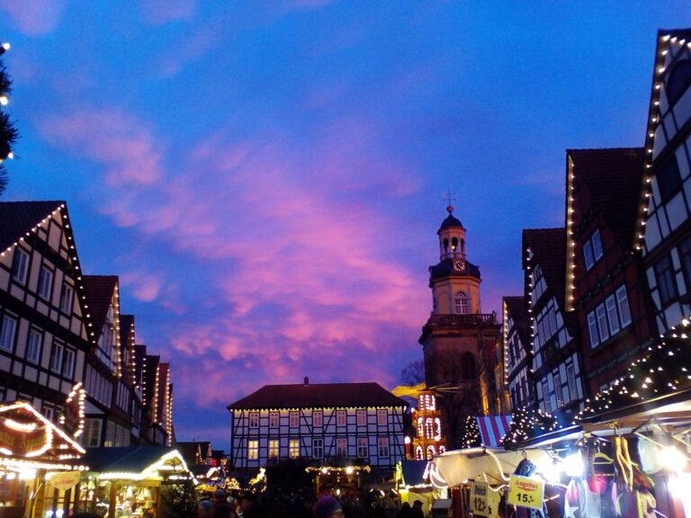 Weihnachtsmarkt Bad Münstereifel 2026: Termine, Zeiten & Anreise Weihnachtsmarkt Bad Münstereifel – Symbolbild: beleuchtete Fachwerkhäuser und Marktstände in der Abenddämmerung