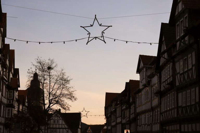 Weihnachtsmarkt Eifel 2026: Termine der schönsten Märkte in NRW Weihnachtsmarkt Eifel – Fachwerkhäuser in der Dämmerung mit Sternendekoration über der Gasse (Symbolbild)