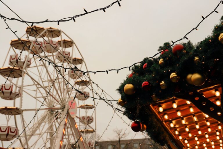 Weihnachtsmarkt Herne 2026: Cranger Weihnachtszauber und Innenstadt Weihnachtsmarkt Herne – Riesenrad und geschmückte Hütte mit Lichterketten (Symbolbild)