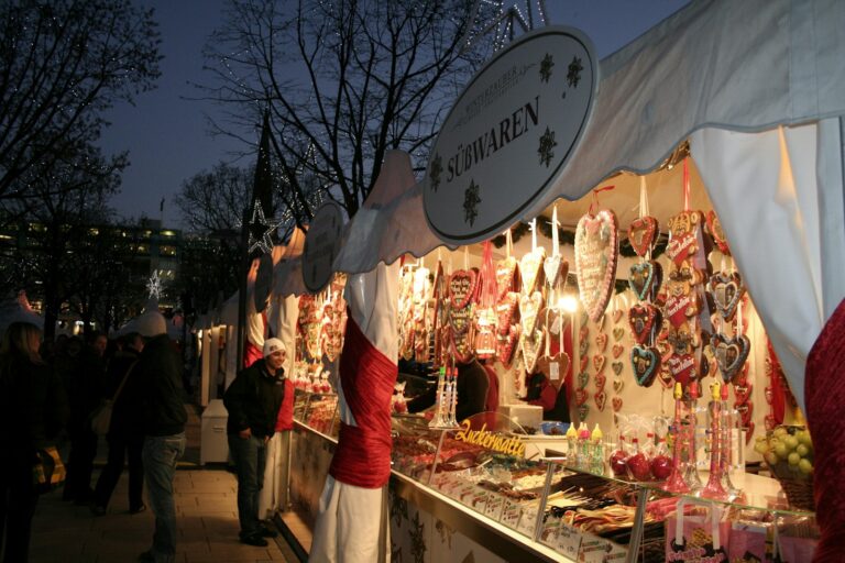 Weihnachtsmarkt Leverkusen 2026: Termine, Öffnungszeiten und Märkte Weihnachtsmarkt Leverkusen – Süßwarenstand mit Lebkuchenherzen am Abend (Symbolbild)