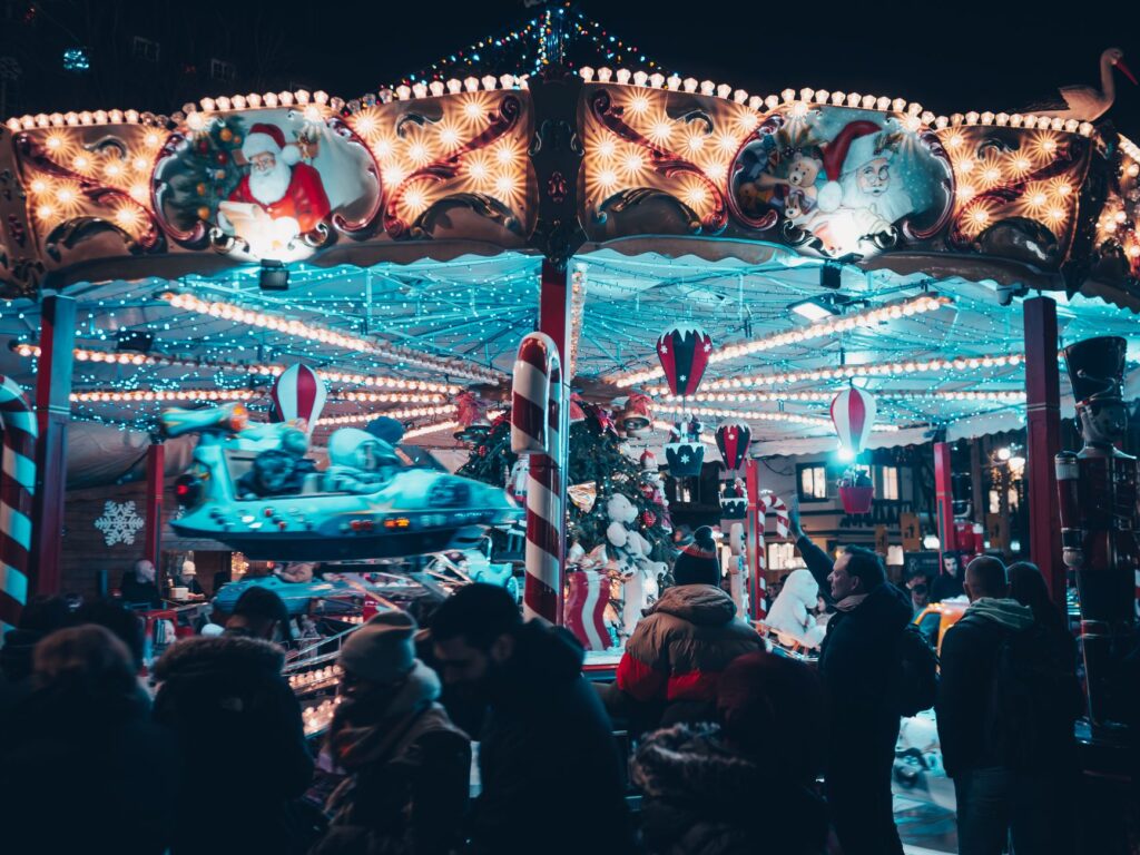 Beleuchtetes Karussell auf einem Weihnachtsmarkt am Abend, Symbolbild für den Weihnachtsmarkt Neuss