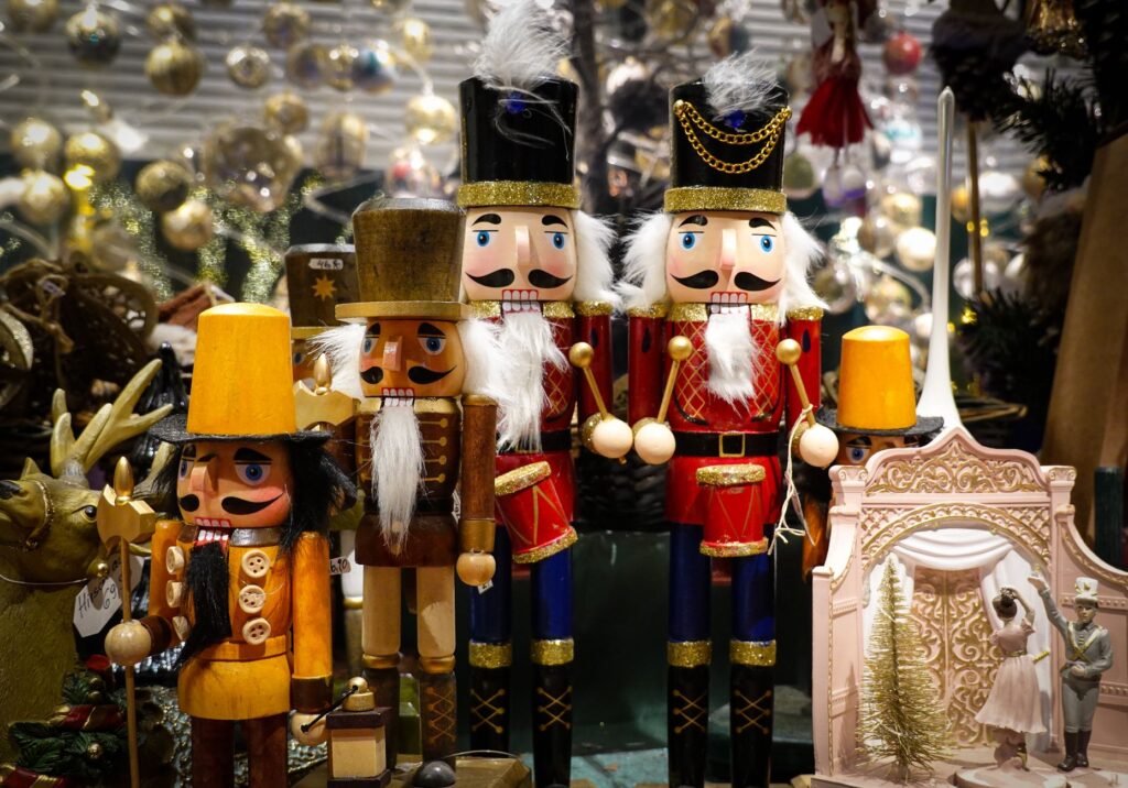Nussknacker und Holzfiguren in einer weihnachtlichen Auslage (Symbolbild)