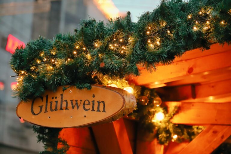 Weihnachtsmarkt Oberhausen – Glühweinhütte mit Tannengirlande und Lichterkette (Symbolbild)