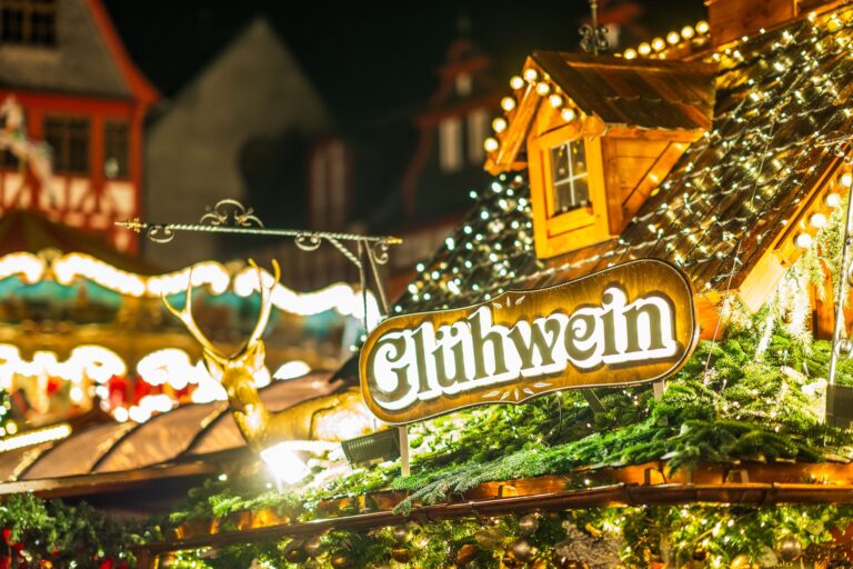 Weihnachtsmarkt Winterberg 2026: Winterdorf, Termine & Märkte rundum Weihnachtsmarkt Winterberg – Symbolbild: beleuchtete Glühweinhütte mit Tannengrün und Lichterketten